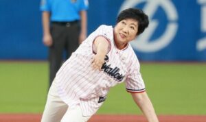 ヤクルト・小池百合子、阪神戦で「骨折」シーズン中の復帰は絶望的