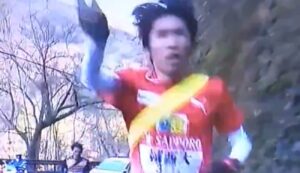 【箱根駅伝】日テレの中継バイクがランナーを妨害…