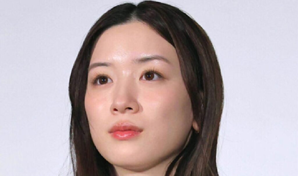 永野芽郁、映画『かくかくしかじか』初日舞台あいさつでの涙の謝罪に賛否両論