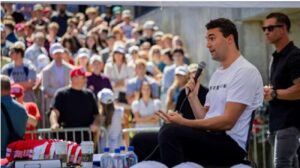 米保守系政治活動家チャーリー・カーク氏「暗殺」 イベントで銃撃され死亡、安倍晋三元総理との奇妙な共通点も
