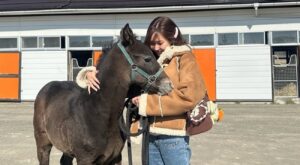 紗栄子、浜本牧場の仔馬を「買い取り」か 現地で対面した様子をインスタに投稿