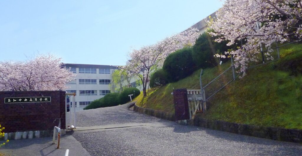 【高知中央高校】寮学食完備・食べ放題を謳うも　突然の学食廃止・コンビニ設置を打ち出し炎上