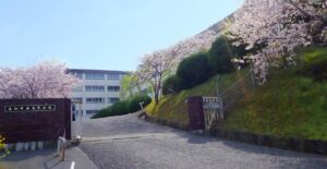 【高知中央高校】寮学食完備・食べ放題を謳うも　突然の学食廃止・コンビニ設置を打ち出し炎上