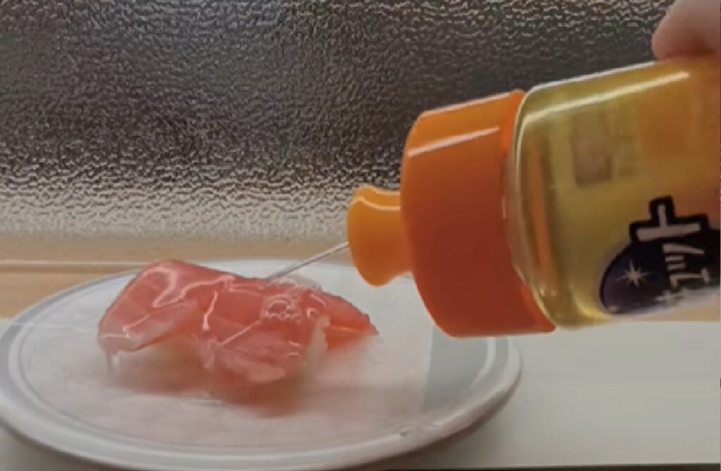 TikTokerが「はま寿司」でレーンを流れる寿司に食器用洗剤をかける危険行為
