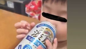 大阪のシングルマザー美容師「幼児虐待」3歳児にビールを飲ませる様子をSNSに投稿