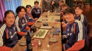 【W杯】ウイルス性疾患の町野修斗と「寿司」など生ものを食べた日本代表メンバーが7人も！ チュニジア戦は佐野海舟、鈴木彩艶、鎌田大地らがコンディション不良の危機