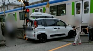 JAF職員の男（52）が踏切内に後続車をとどまらせ「殺人未遂」容疑で逮捕